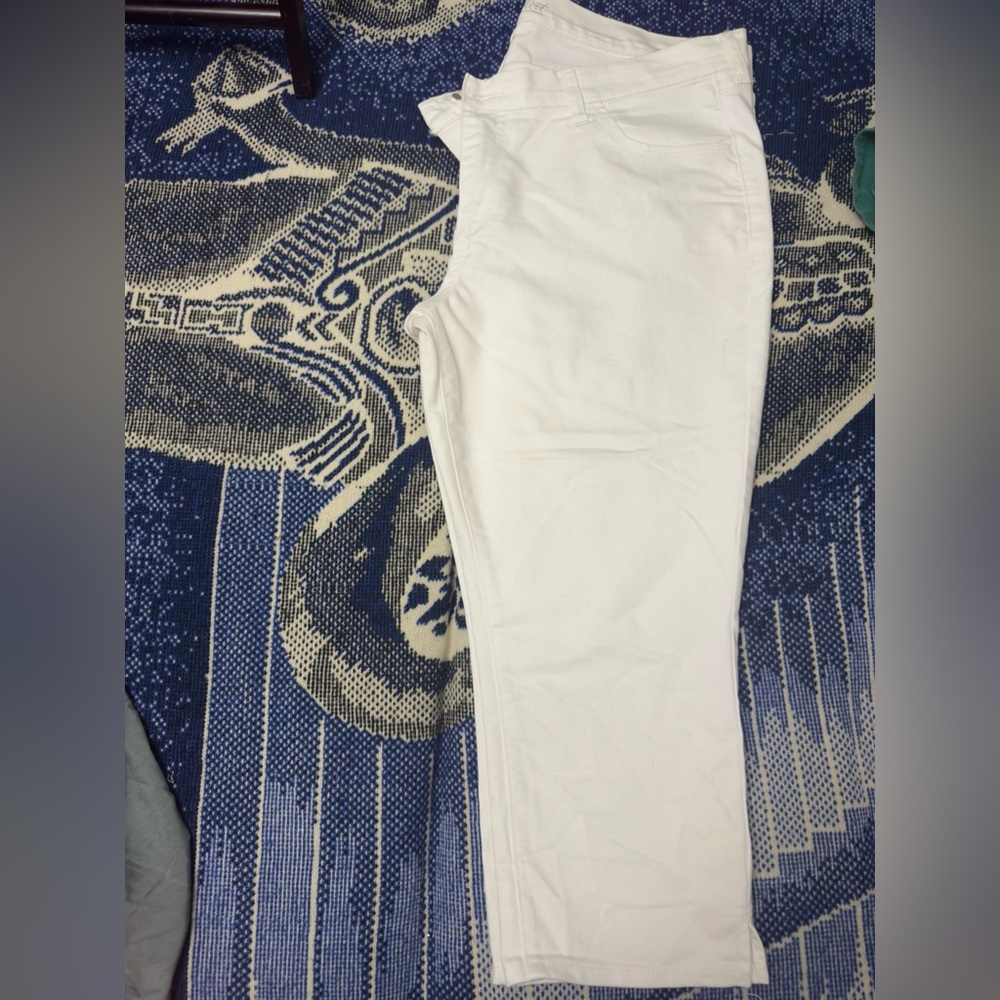 Excellent Condition- Old Navy white jean capri “the flirt” Size 16